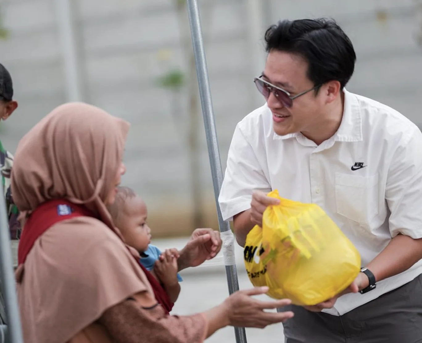 Lemone membagikan bantuan kepada warga yang membutuhkan